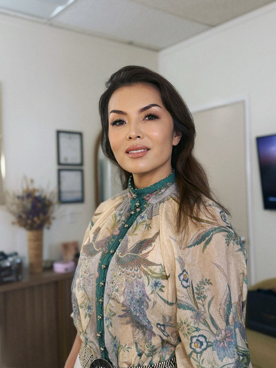 Sophisticated event makeup with soft waves