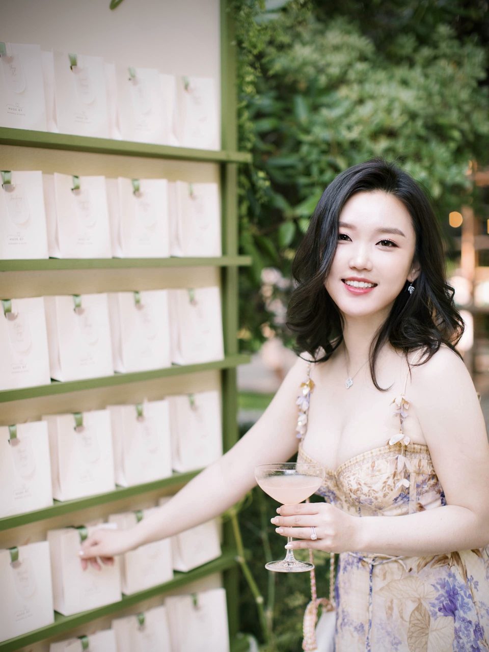 Garden party look with soft waves and a cocktail